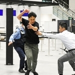 逃走を図る容疑者役（中央）を取り押さえようとする警察官ら＝神戸市中央区、神戸空港