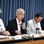 近畿地方の地震発生リスクについて説明する地震調査委員会の小原一成委員長（左から２人目）ら＝東京都千代田区