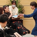 高市首相に手紙を手渡す「さよなら優生思想女性障害者の会」のメンバーら＝２７日、首相官邸（同会提供）