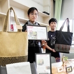 イベントでアイシャさんが手作りした商品を並べる高橋智恵さん（左）＝大阪府豊能町