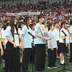 ヴィッセル神戸の試合前に「しあわせ運べるように」を合唱する学生ら＝２９日午後、ノエビアスタジアム神戸（撮影・大田将之）