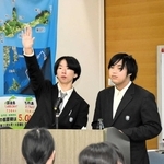 北方領土返還要求運動について解説する根室高校３年の日浦悠真さん（左）と角冬陽さん＝北海道根室市穂香、北方四島交流センター