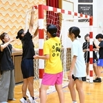 体験会で保護者スタッフらと一緒にゴールの設営をする生徒＝神戸市立横尾中学校