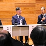 ノーベル賞受賞者の（右から）山中伸弥教授と坂口志文教授のほか、世界初のｉＰＳ細胞による網膜細胞移植に成功した高橋政代さんらが登壇した＝神戸市中央区東町