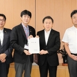 兵庫県の守本真一副知事（右から２人目）に国道整備の要望書を手渡した片山象三西脇市長（同３人目）ら＝３１日午後、県庁