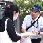 情報提供を呼びかけるビラを配る捜査員ら＝31日午後、神戸市灘区灘北通５