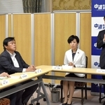 中道改革連合の臨時の執行役員会に臨む小川淳也代表（右端）や赤羽一嘉副代表（左から２人目）ら＝３１日午後、東京・永田町