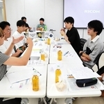 アカデミックトークで、講演後に意見を交わす高校生たち＝神戸市中央区三宮町１、ＫＯＢＥ　Ｃｏ　ＣＲＥＡＴＩＯＮ　ＣＥＮＴＥＲ