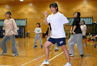 軽快な動きでダンスをする生徒ら＝１日午後、神戸市中央区楠町４、湊翔楠中学校（撮影・斎藤雅志）
