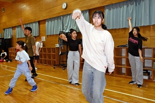 軽快な動きでダンスの練習をする生徒ら＝いずれも１日午後、神戸市中央区楠町４、湊翔楠中学校（撮影・斎藤雅志）
