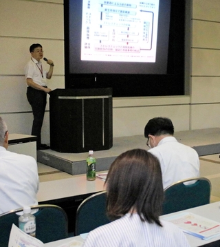 ストレスチェックとメンタルヘルス対策について学んだ説明会＝神戸市中央区東川崎町１、神戸クリスタルタワー