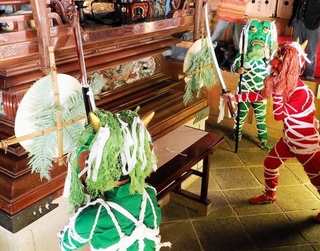 丹波市の常勝寺で受け継がれている「鬼こそ」の餅切り（兵庫県教育委員会提供）