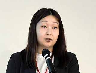 地方紙フォーラムで報告する神戸新聞社の真鍋愛記者＝京都市下京区