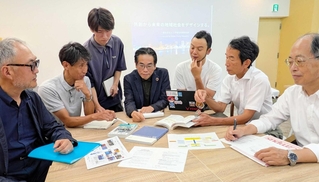 神戸大学の教員らが集い、本格的な活動を始めた六甲総合政策研究所のメンバー＝神戸市灘区水道筋６
