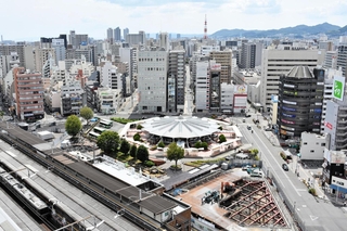再整備工事が進むＪＲ神戸駅前＝神戸市中央区東川崎町１、ＨＤＣ神戸から南西を望む