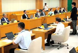兵庫県の行財政運営について話し合われた県政改革審議会＝県庁