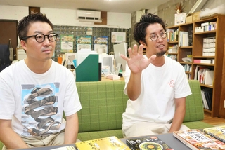 インタビューに応じる高野翔さん（左）と大塚啓志郎さん＝明石市桜町（撮影・森　信弘）