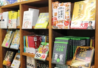 これまで刊行した本が並ぶ事務所の本棚＝明石市桜町
