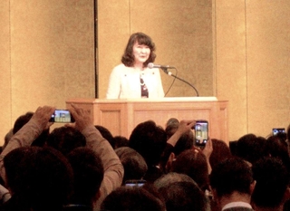 自民党兵庫県連の政経文化セミナーであいさつする片山さつき財務大臣＝５日午後、神戸市中央区港島中町６