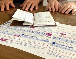 公的年金受給額が上がり、住民税課税世帯になった夫婦。介護保険料が大幅に上がる通知を受け取った＝神戸市西区