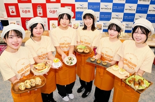 考案したマラソンレシピの料理を持つ学生＝神戸学院大学有瀬キャンパス