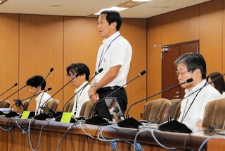 過去の兵庫県債の不適切処理について検証する部会の初回会合＝８日午後、県庁