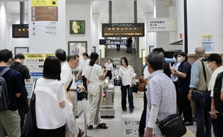 倒木の影響で、一時、運転を見合わせて混雑するＪＲ神戸駅の改札口＝９日午前１１時５４分、神戸市中央区（撮影・鈴木雅之）