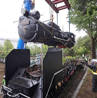 移設するため、クレーン車につり下げられた蒸気機関車（上）。下は切り離された台車部分＝９日午後、神戸市灘区王子町３、市立王子動物園（撮影・笠原次郎） 