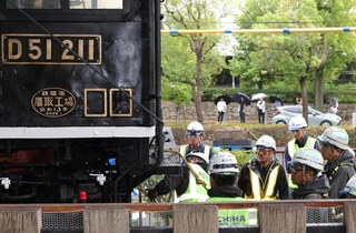 蒸気機関車の移設作業を愛好家が遠巻きに見守った＝９日午後、神戸市灘区王子町３、市立王子動物園（撮影・笠原次郎） 