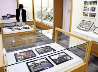 沖縄各地の祭りを調査した写真資料５１点が並ぶ会場＝神戸市中央区中山手通２、神戸女子大古典芸能研究センター