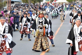 １２年前の義士行列に大石内蔵助役で登場した松平健さん（中央）＝２０１４年１２月１４日、赤穂市内