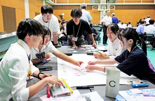 被災地との継続的な関わりをテーマに意見を出し合い、付箋を貼っていく参加者たち＝神戸市中央区脇浜海岸通１、ＪＩＣＡ関西