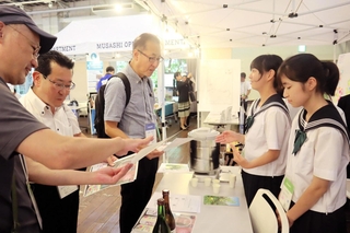 地元のＰＲのため、中学生が出展したブース＝神戸市中央区小野浜町、デザイン・クリエイティブセンター神戸