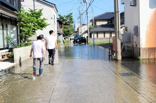 高潮で冠水した住宅地の道路＝豊岡市瀬戸