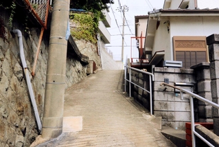 ラヒムさんが軽トラックの下敷きになって亡くなった坂。近隣住民は「ここは車が通るところじゃない」と話した＝神戸市長田区高取山町１