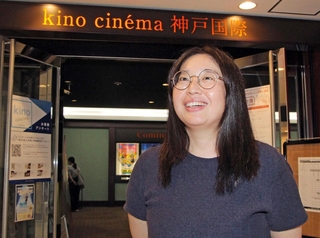 障害のある人への合理的配慮について「実際にやってみて、勝手に自分が想像で構えてしまっていたと気づいた」と話すキノシネマ神戸国際の川中雅世支配人＝神戸市中央区御幸通８