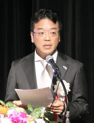 ルワンダ名誉領事に就任した神戸情報大学院大学学長代理の福岡賢二さん＝１５日午後、神戸市中央区