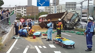 神戸市バスと大型トラックの事故現場＝１６日午前８時２３分、神戸市灘区高羽町２