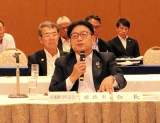 兵庫県の財政運営について言及する同県姫路市の清元秀泰市長＝１６日夜、同市左衛門堀西の町