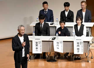 イチローさん（左）と中学生らとのトークセッション。イチローさんならではの視点で質問に答えた＝16日夜、神戸市中央区熊内橋通７、神戸芸術センター（撮影・大田将之）