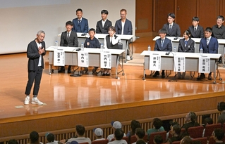 イチローさん（左端）と中学生らとのトークセッション。イチローさんならではの視点で質問に答えた＝16日夜、神戸市中央区熊内橋通７、神戸芸術センター（撮影・大田将之）