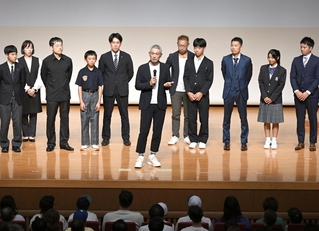 イチローさん（中央）と中学生らとのトークセッション。若者や指導者、保護者からの質問にイチローさんならではの視点で答えていった＝16日夜、神戸市中央区熊内橋通７、神戸芸術センター（撮影・大田将之）