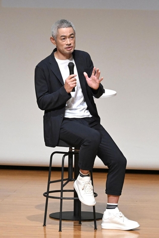イチローさんと中学生らとのトークセッション。若者たちの質問にイチローさんならではの視点で答えた＝16日夜、神戸市中央区熊内橋通７、神戸芸術センター（撮影・大田将之）