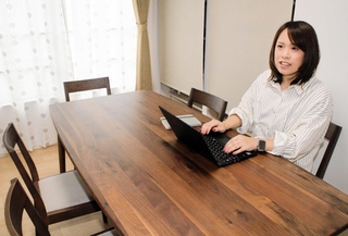 児童養護施設の退所者らを支援する交流・相談拠点「ＰＯＲＴこうべ」。社会福祉士らが相談を受ける＝神戸市中央区二宮町４