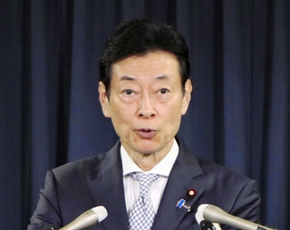 自民党選対委員長に再任され、記者会見する西村康稔衆院議員＝東京都千代田区