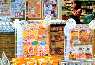 驚きの低価格の商品が並ぶ店舗＝神戸市灘区水道筋３、エコイート神戸水道筋店