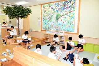 子どもたちが本を読みたくなるスペースに生まれ変わった富田小学校の図書館＝加西市窪田町
