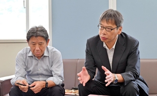 県立高校再編計画の撤回を求める署名を提出する「公立高校を守る会」の小野泰司さん（右）ら＝県庁