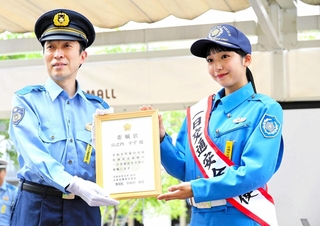 県警の宇田川佳宏本部長から委嘱状を手渡される山之内すずさん（右）＝尼崎市潮江１