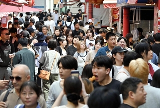 大型連休が始まり、にぎわう神戸・南京町＝１９日午前、神戸市中央区（撮影・大田将之）